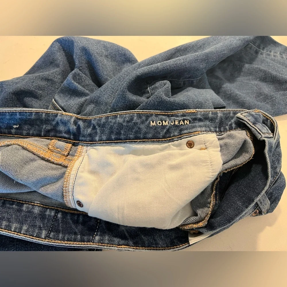 American Eagle Women's Jeans 12 SHORT Mom Jean Medium Wash - Picture 2 of 7
